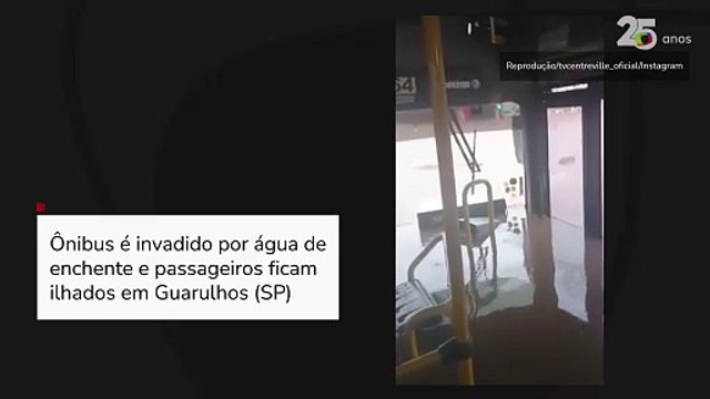 Ônibus é invadido por água de enchente, e passageiros ficam ilhados em Guarulhos (SP)