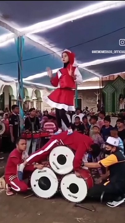 Heboh! Jadikan Tubuh sebagai Tumpuan, Aksi Pertunjukan Marching Band Ini Tuai Pro dan Kontra
