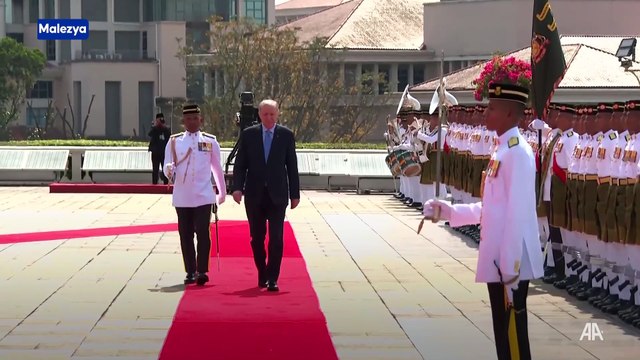 Cumhurbaşkanı Erdoğan, Malezya Başbakanı Enver İbrahim tarafından resmi törenle karşılandı