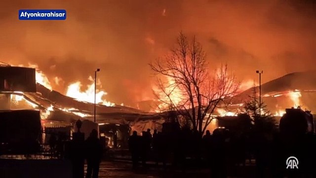 Afyonkarahisar'da bir fabrikada çıkan yangına müdahale ediliyor
