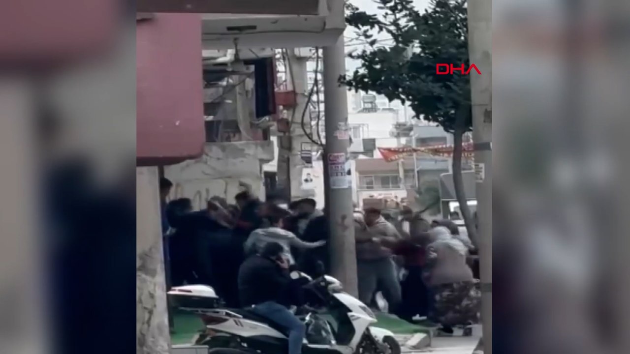Mersin’de sokak ortasında taşlı sopalı kavga kamerada