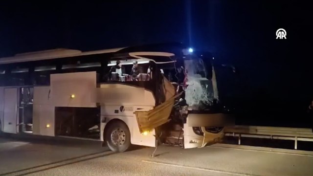 Afyonkarahisar'da yolcu otobüsünün tıra çarpması sonucu 6 kişi yaralandı