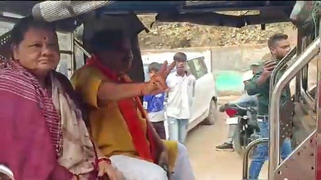 विधायक पुरंदर मिश्रा ई-रिक्शा में सवार होकर पहुंचे वोट डालने
