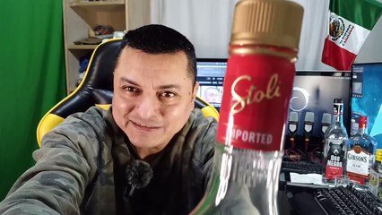 Abriendo Una Botella De Vodka STOLICHNAYA importado de LETONIA De Granos Grado Alfa Certificado