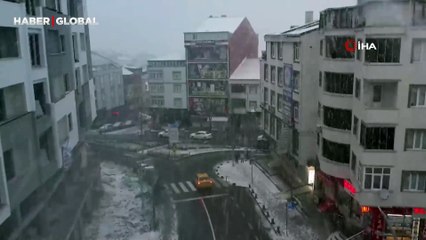 İstanbul’da etkili olan örtülü kar yağışı her yeri beyaza bürüdü