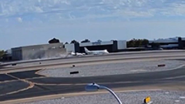 Pistten çıkan uçak, parktaki uçakla çarpıştı