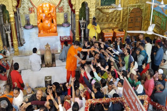 जयपुर के इस मंदिर में बह रही 'दूध की गंगा', उमड़े शहरवासी, वीडियो में देखें क्या है माजरा