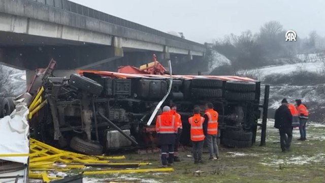 TIR ile çarpışan kar küreme aracı köprüden uçtu