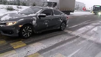 Başakşehir’de beyaza bürünen yolda araçlar yollarda kaldı