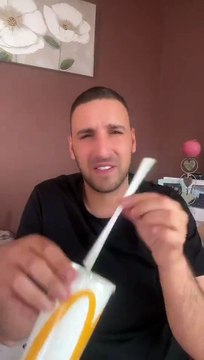 Le retour des pailles en plastique aux USA : Donald Trump a signé cette nuit un décret visant à annuler la suppression des ustensiles plastiques à usage unique dans l'administration américaine