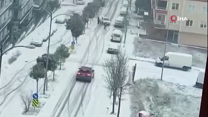 Karlı yolda kaza yapan araç kamerada