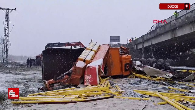 Düzce'de tır, kar küreme ve tuzlama çalışması yapan kamyona arkadan çarptı