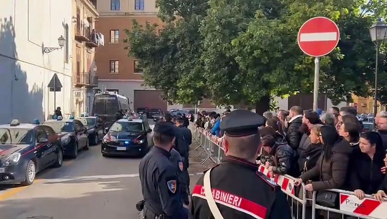 Il video dalla caserma dei carabinieri dopo il maxi blitz antimafia a Palermo