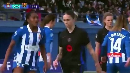 Calciatrice molesta l'avversaria: scandalo in Spagna