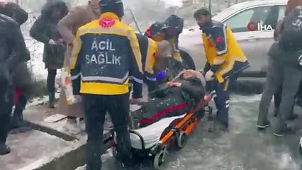 Esenyurt'ta feci kaza: Yolda kayan otomobil 2 öğretmene çarptı!