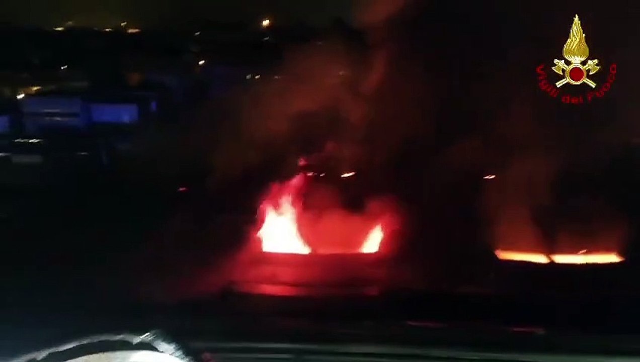 Incendio Inalca a Reggio Emilia: le fiamme sul tetto dello stabilimento - Il video