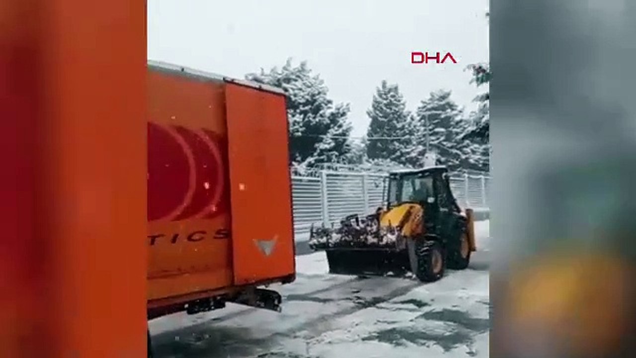 İstanbul'a kış bir geldi, pir geldi: Çok sayıda araç mahsur kaldı