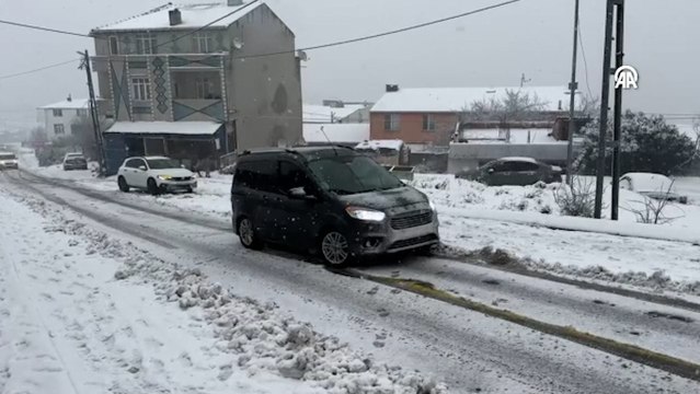 İstanbul'da etkili olan kar sürücülere zor anlar yaşattı