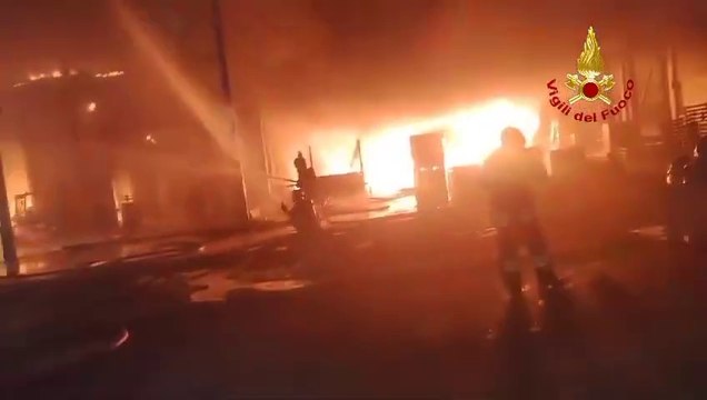 Rogo all'Inalca di Reggio Emilia, vigili del fuoco anche da Modena e Sassuolo per domare l'incendio