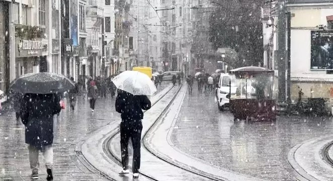 Taksim’de kar yağışı etkili olmaya başladı