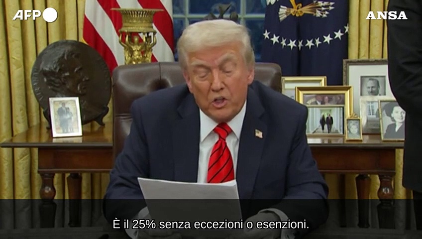 Video Trump firma l'ordine esecutivo, dazi al 25% su import acciaio e alluminio