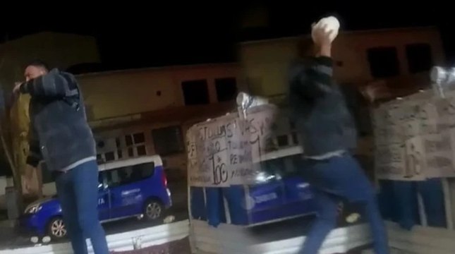 Zabıta ile tartışan seyyar satıcı, kamyonetindeki peynirleri yere döktü