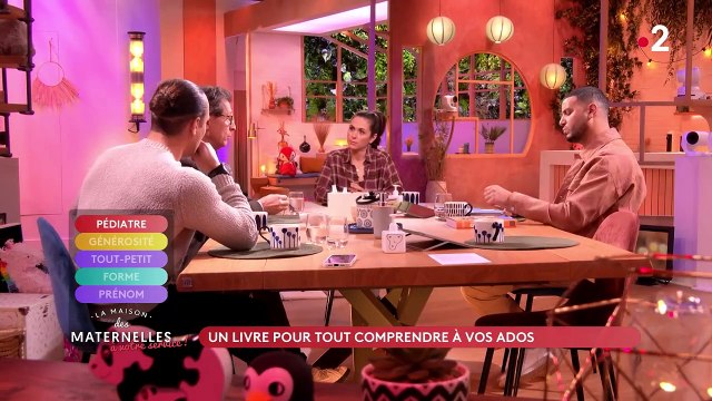 Arnault Pfersdorff, pédiatre et chroniqueur dans La maison des maternelles sur France 2 prodigue un conseil sur les relations parents-adolescents sur le plateau de l'émission.