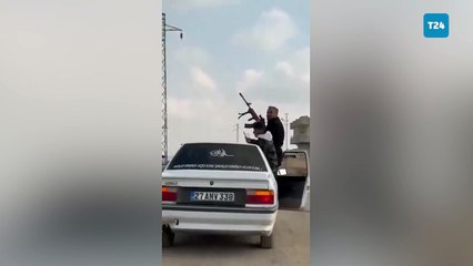 Hareket eden araçtan sarkıp otomatik tüfekle ateş açtı; dengesini kaybedip düştü