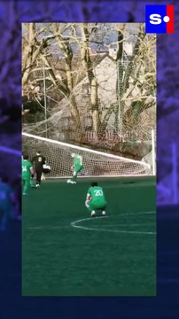 Scène incroyable dans un match de foot amateur : penalty... et le but s'effondre