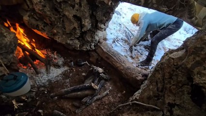 Building a Rock Shelter & Overnight Stay in Heavy Snow 🏕️⛰️