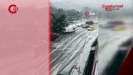 Eyüpsultan’da kar nedeniyle kayan araç diğer araçlara çarptı!