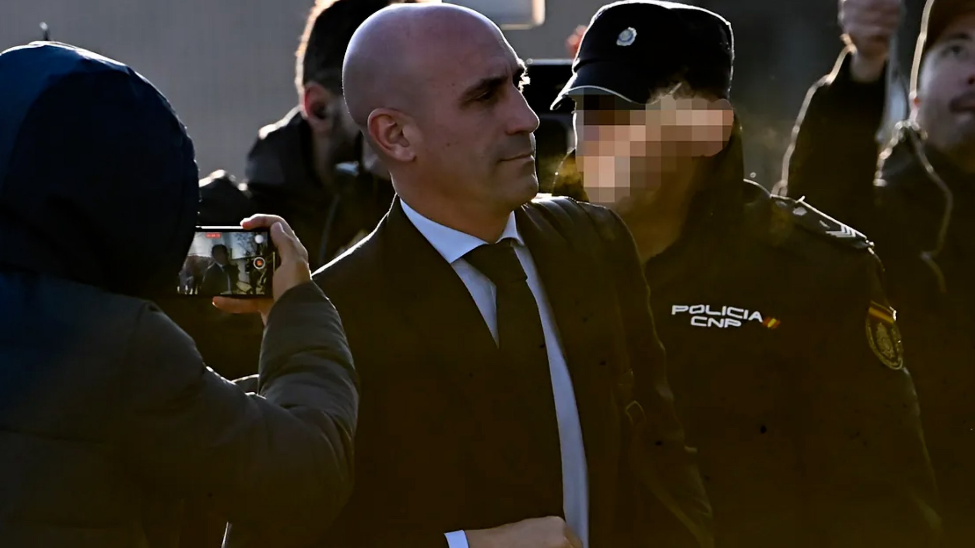 Este martes, seis sesiones despu�s, Luis Rubiales est� declarando en el juicio que se sigue en su contra por el beso a Jenni Hermoso tras la final del Mundial, ocurrida el 20 de agosto de 2023. El Ministerio Fiscal ha sido el encargado de iniciar el interrogatorio, y el ex presidente de la Federaci�n se ha mantenido firme en la versi�n que ha sostenido desde el 25 de agosto. "Estoy totalmente seguro de que me dio su aprobaci�n. Fue todo espont�neo", afirm� Rubiales.

En su declaraci�n, explic� lo sucedido: "Las jugadoras pasaban y, en ese momento, Jenni me hizo un gesto, una cara... porque nos conocemos desde hace tiempo. Le dije que olvidara el penalti. Me apret� muy fuerte, me levant�, y le pregunt�: '�Puedo darte un besito?' y ella me respondi� 'vale'". Durante un cruce con la Fiscal, Rubiales agreg�: "Piquito y besito son sin�nimos". En estos momentos, Rubiales sigue respondiendo a las preguntas del juicio.