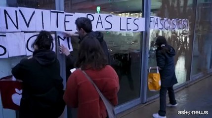 Blitz attivisti in sede Tesla Francia: Qui i fascisti li combattiamo