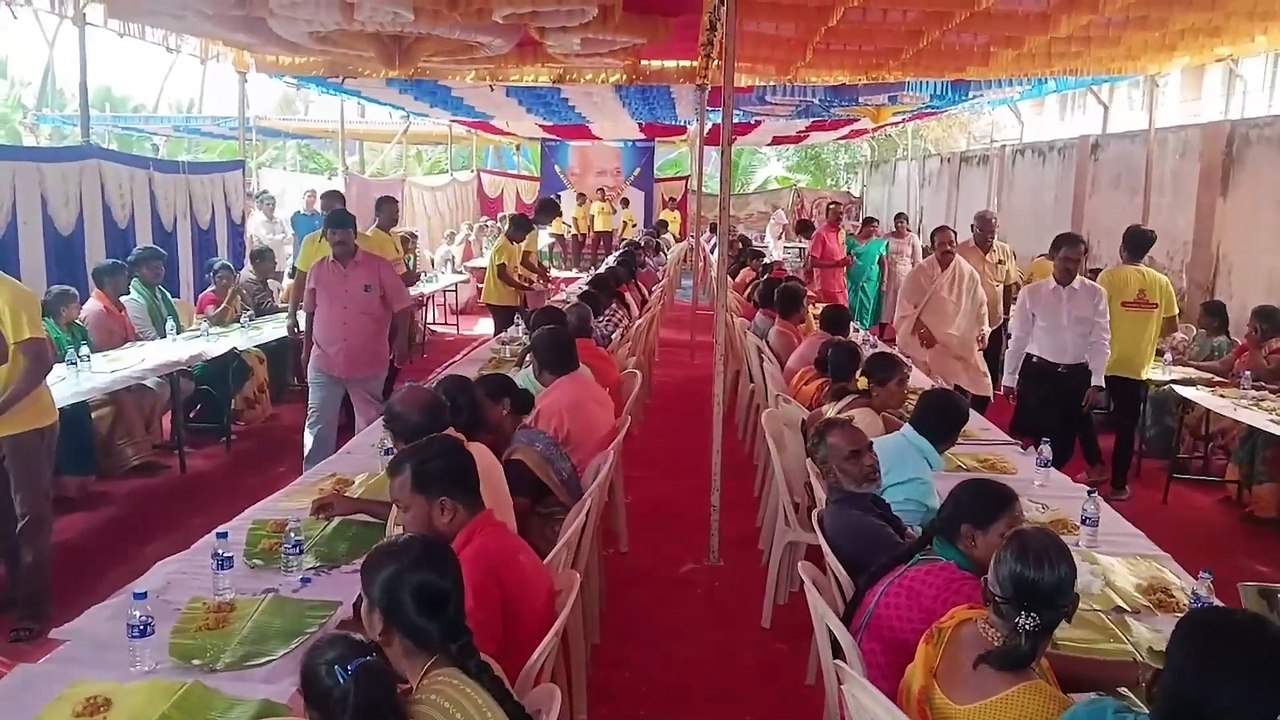 பழனியில் போத்தீஸ் Owner கொடுத்த அன்னதானம்! | Palani Murugan temple | Thaipusam 2025 | Oneindia Tamil