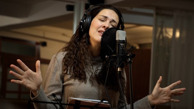 Bergüzar Korel Annem Ankara’nın yeni bölümü için stüdyoya girdi; ‘Ben Seni Çok Sevdim’ şarkısını söyledi