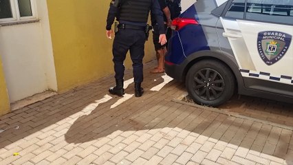 Homem agride mulher e sai para trabalhar com camiseta escrito "Fé"