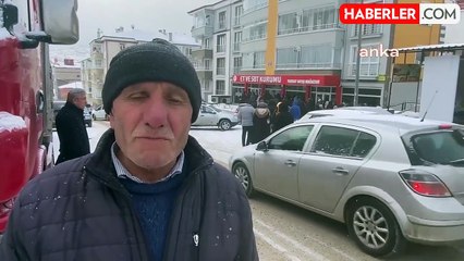 Ucuz et için saatlerce kar altında beklediler