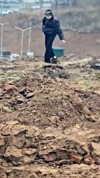 Cet ado a pris le pire des raccourcis... dans la boue