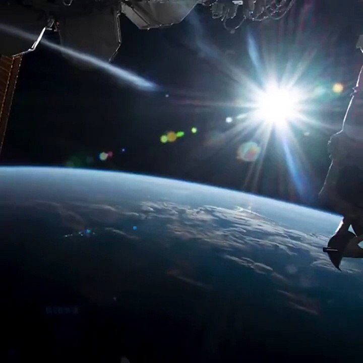 Coucher de soleil vu de l'espace... magnifique