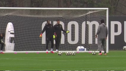 Mike Maignan s'entraîne avant le barrage Feyenoord - AC Milan