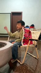 Küçük çocuk muhteşem dans