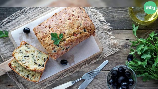 Cake salé au jambon, fromage et olives