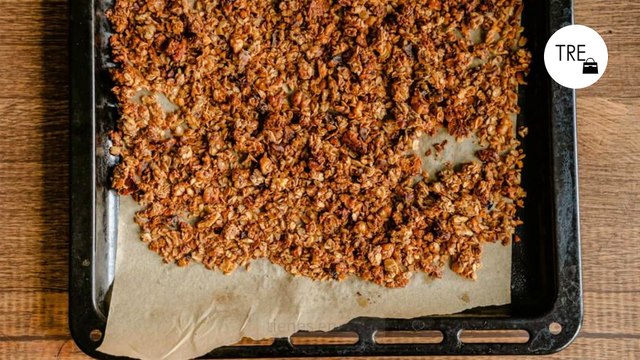 Adiós a la bandeja del horno pegajosa: el truco más fácil y rápido para limpiar el horno con dos productos que ya tienes en casa