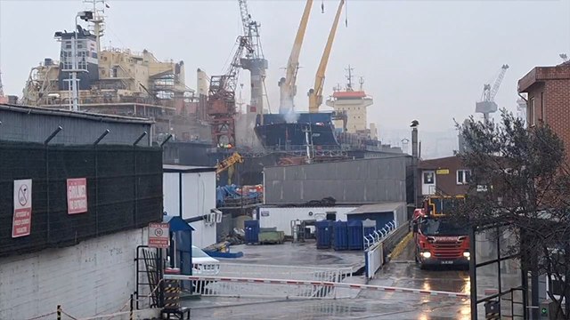 Tuzla Tersanesi’nde bulunan bir gemide yangın çıktı