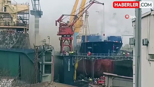 Tuzla Tersanesi'nde bulunan bir gemide yangın çıktı. Olay yerine çok sayıda itfaiye ekibi sevk edildi.