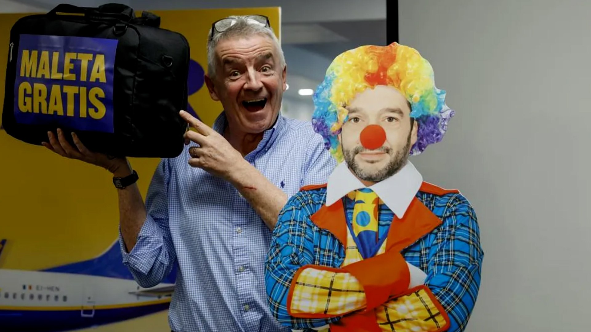 La compa��a a�rea Ryanair ha presentado una campa�a de promoci�n, en la que bajo el lema "reserva precios locos antes de que el payaso suba precios", utiliza la imagen del ministro de Derechos Sociales, Consumo y Agenda 2030 vestido de payaso.