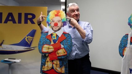 Ryanair lanza una campaña con la cara del ministro Pablo Bustinduy: “Reserva antes de que un payaso suba el precio”
