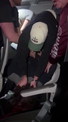 Passageiro enfurecido racha janela de avião durante voo