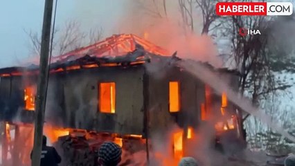 Düzce'de metruk ev yangında küle döndü