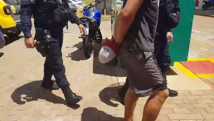 Rapaz é preso após tentar bater na mãe e na esposa no Santa Felicidade